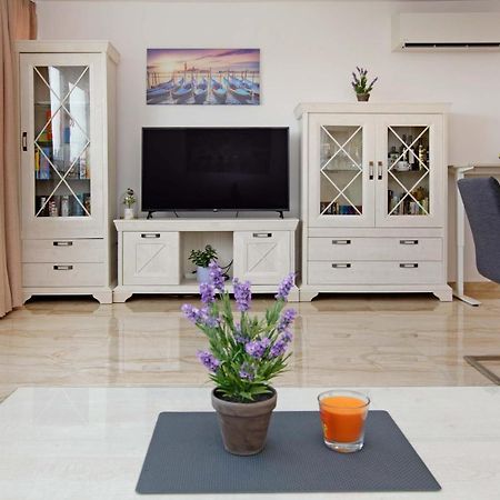 Modern 2-Bed Apt, Late Check In Available สปลิท ภายนอก รูปภาพ
