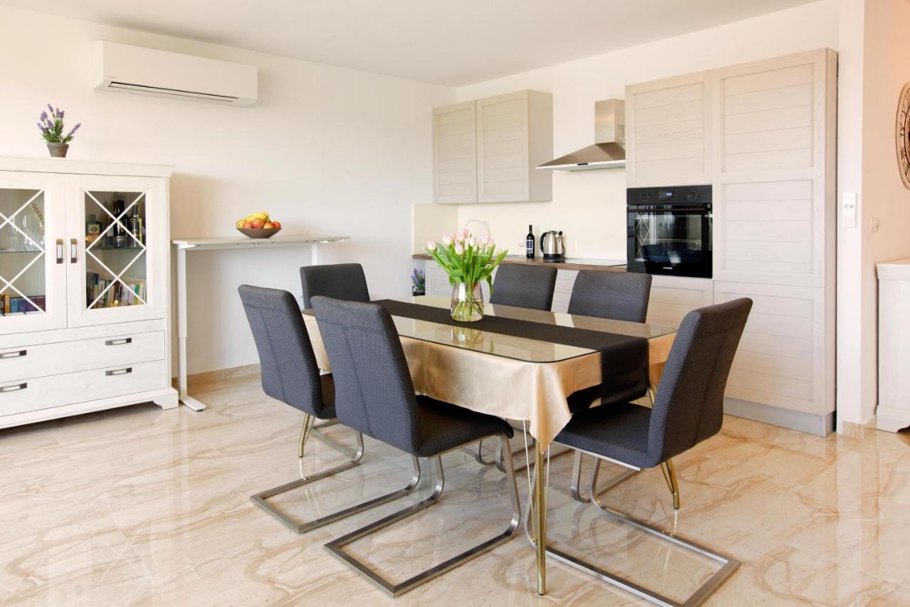 Modern 2-Bed Apt, Late Check In Available สปลิท ภายนอก รูปภาพ