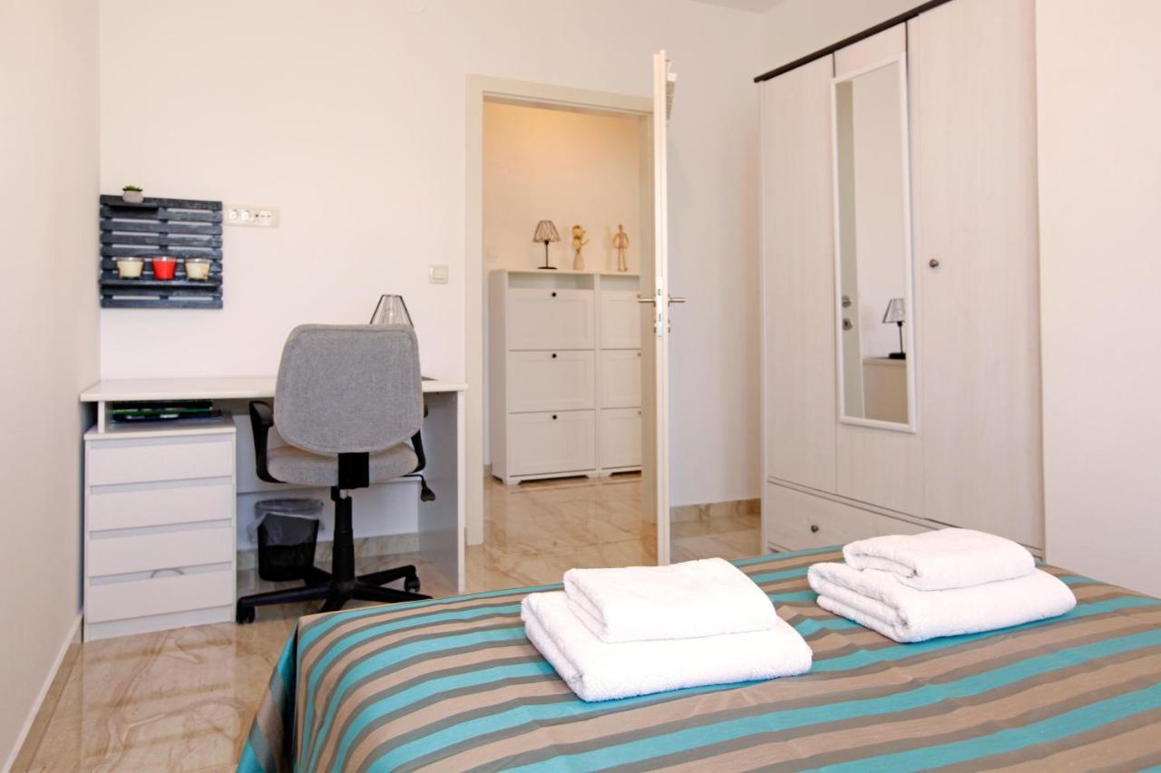 Modern 2-Bed Apt, Late Check In Available สปลิท ภายนอก รูปภาพ