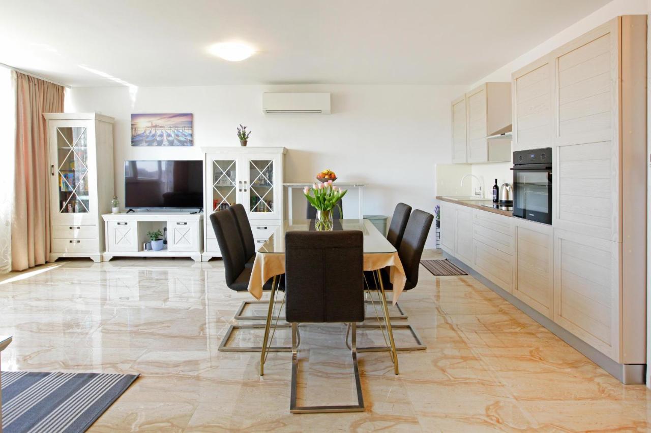 Modern 2-Bed Apt, Late Check In Available สปลิท ภายนอก รูปภาพ