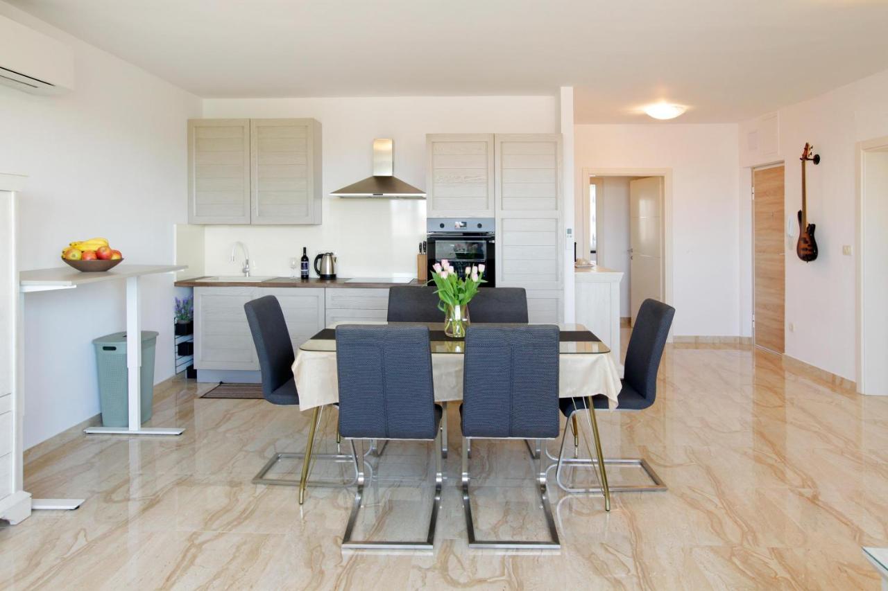 Modern 2-Bed Apt, Late Check In Available สปลิท ภายนอก รูปภาพ