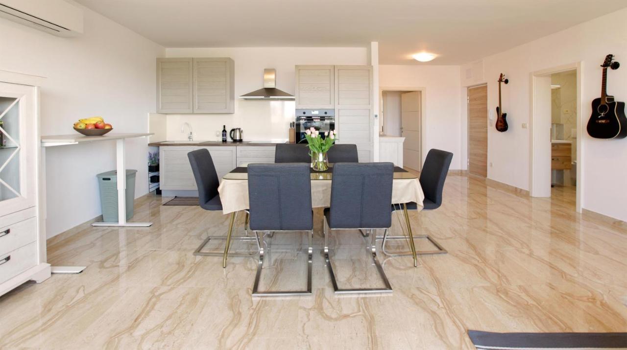 Modern 2-Bed Apt, Late Check In Available สปลิท ภายนอก รูปภาพ