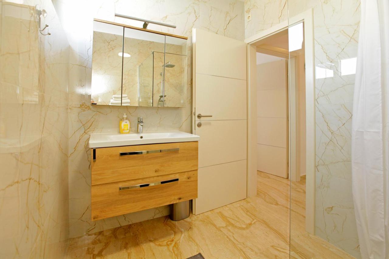 Modern 2-Bed Apt, Late Check In Available สปลิท ภายนอก รูปภาพ
