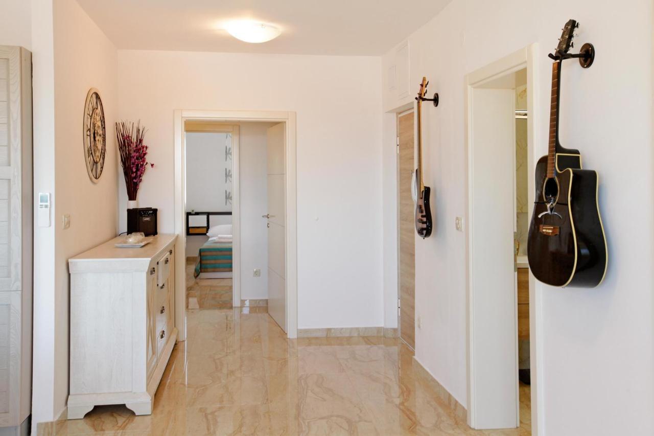 Modern 2-Bed Apt, Late Check In Available สปลิท ภายนอก รูปภาพ