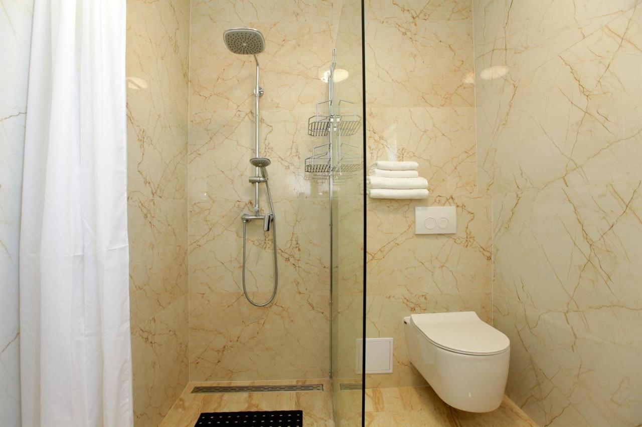 Modern 2-Bed Apt, Late Check In Available สปลิท ภายนอก รูปภาพ