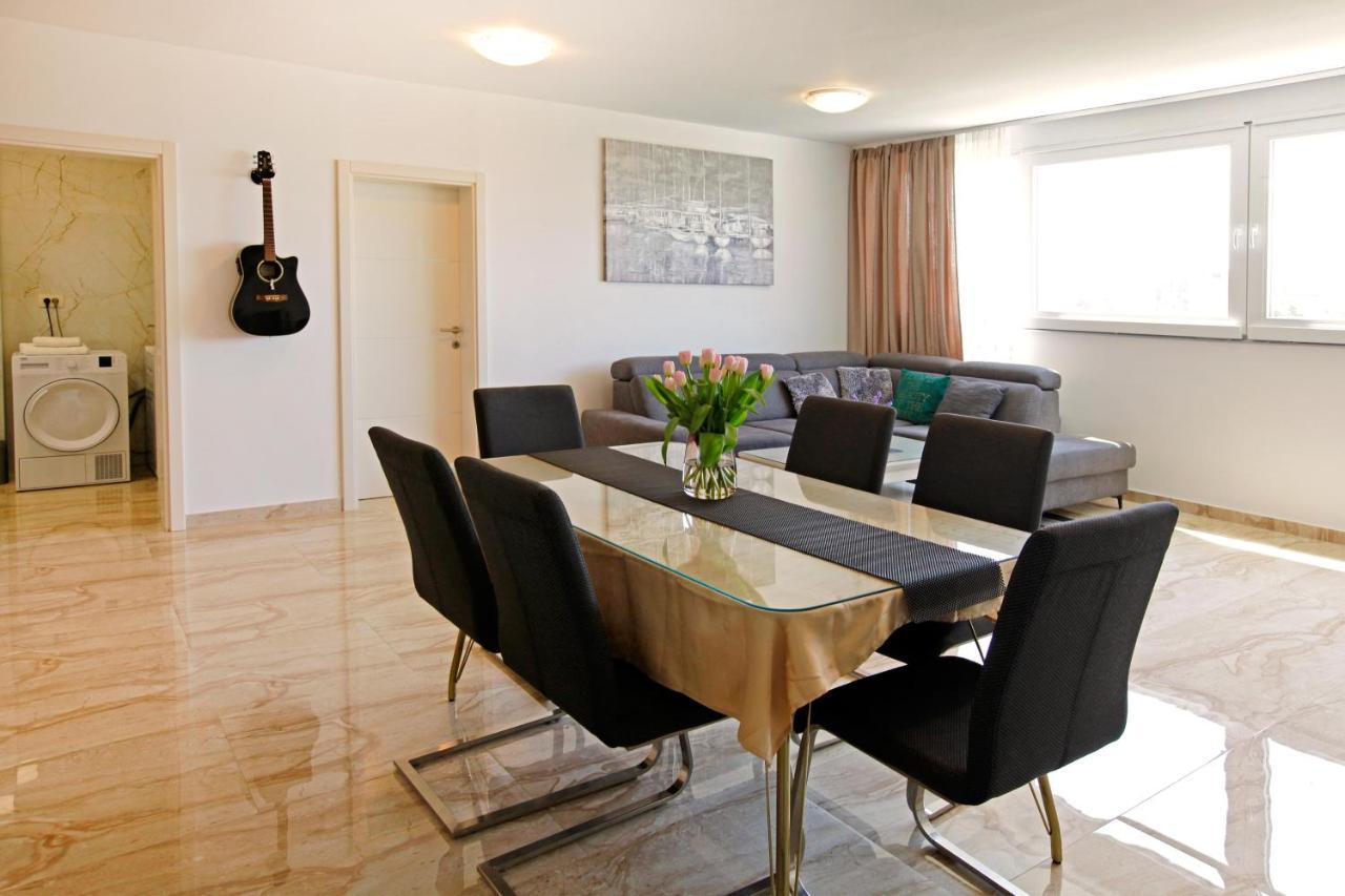 Modern 2-Bed Apt, Late Check In Available สปลิท ภายนอก รูปภาพ