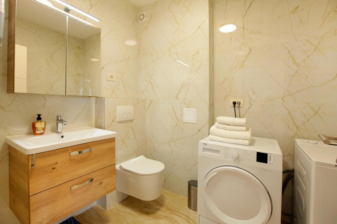 Modern 2-Bed Apt, Late Check In Available สปลิท ภายนอก รูปภาพ