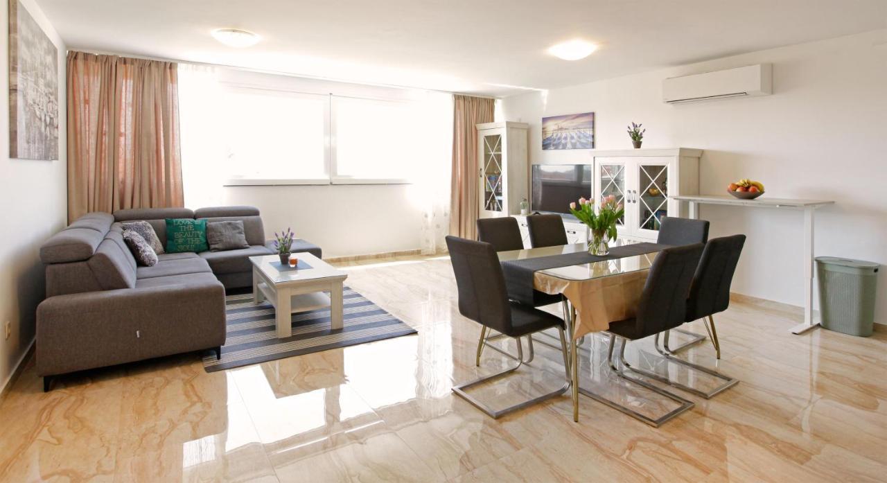 Modern 2-Bed Apt, Late Check In Available สปลิท ภายนอก รูปภาพ