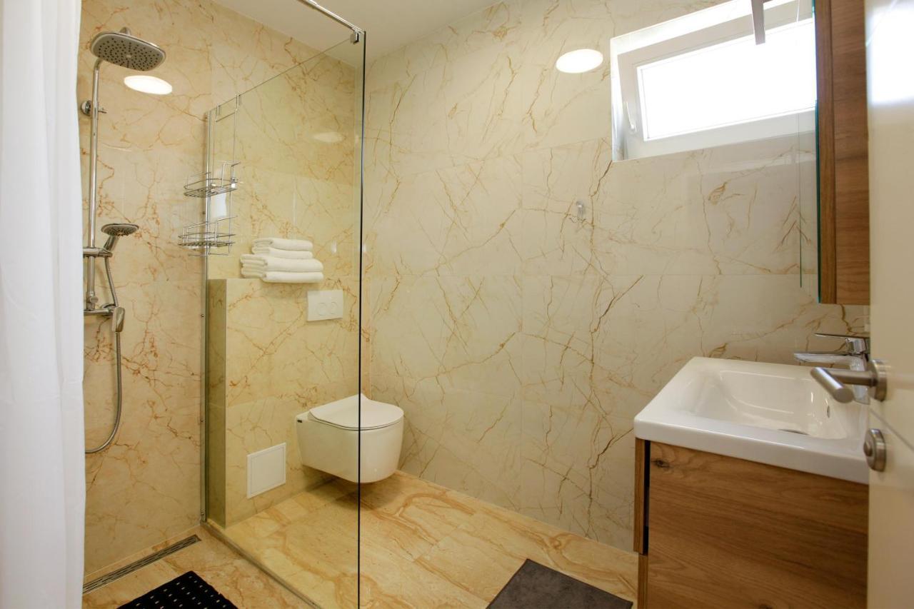 Modern 2-Bed Apt, Late Check In Available สปลิท ภายนอก รูปภาพ