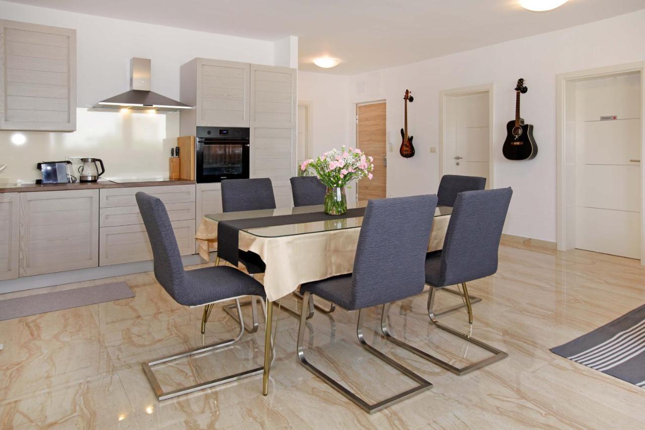 Modern 2-Bed Apt, Late Check In Available สปลิท ภายนอก รูปภาพ