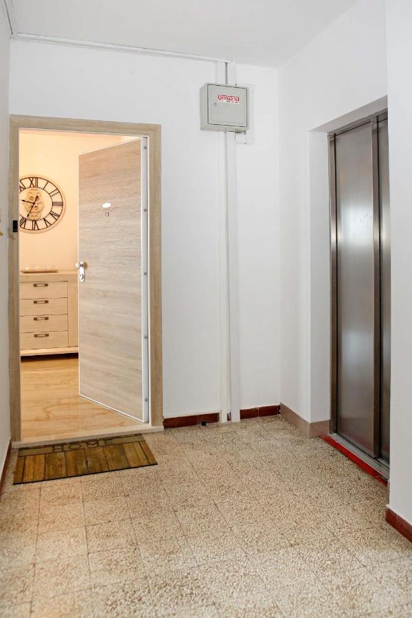 Modern 2-Bed Apt, Late Check In Available สปลิท ภายนอก รูปภาพ