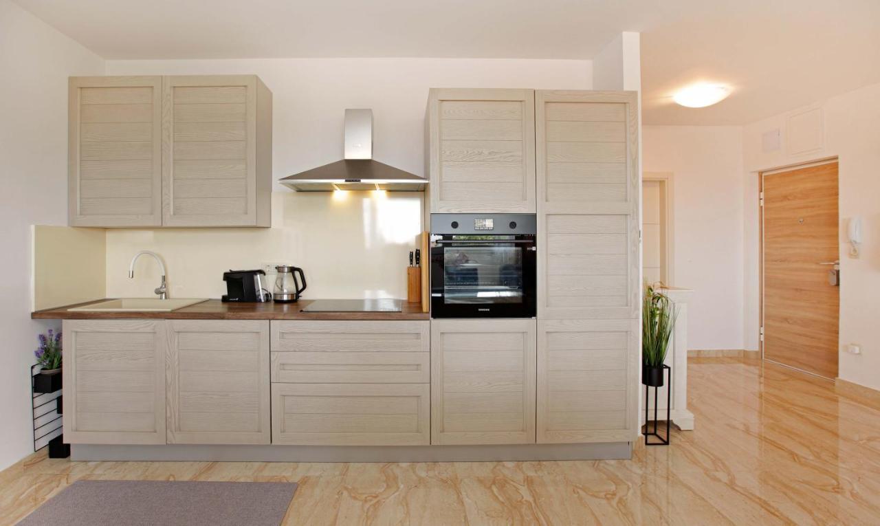 Modern 2-Bed Apt, Late Check In Available สปลิท ภายนอก รูปภาพ