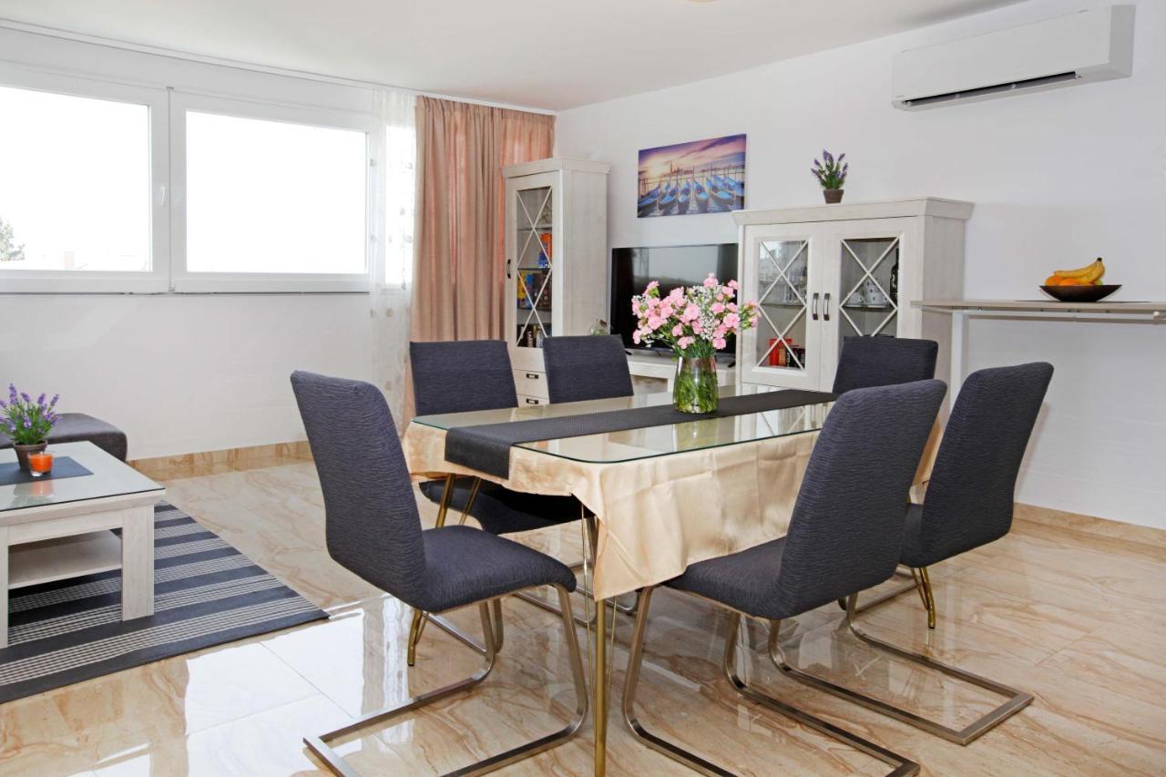 Modern 2-Bed Apt, Late Check In Available สปลิท ภายนอก รูปภาพ