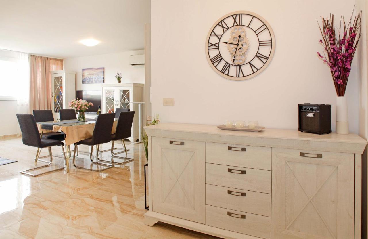 Modern 2-Bed Apt, Late Check In Available สปลิท ภายนอก รูปภาพ