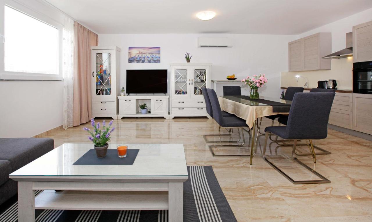 Modern 2-Bed Apt, Late Check In Available สปลิท ภายนอก รูปภาพ