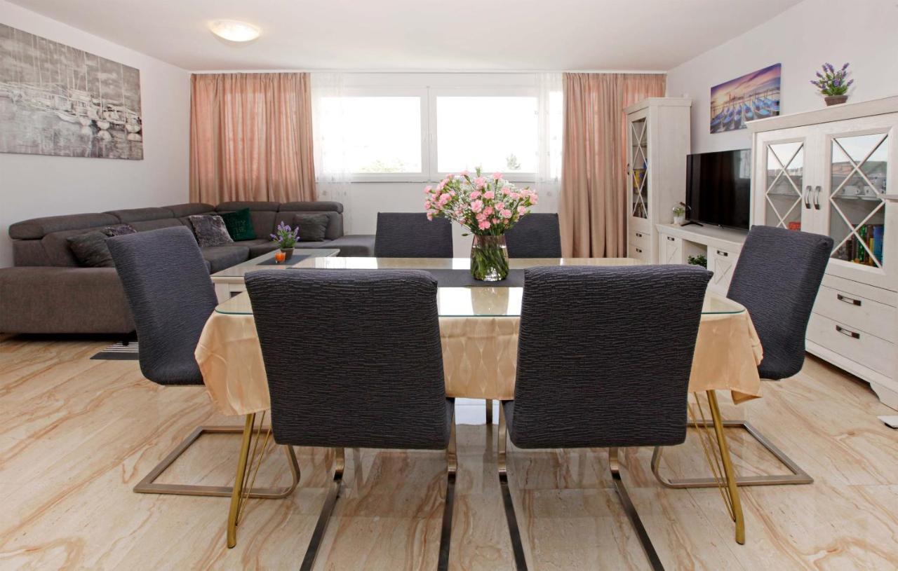 Modern 2-Bed Apt, Late Check In Available สปลิท ภายนอก รูปภาพ