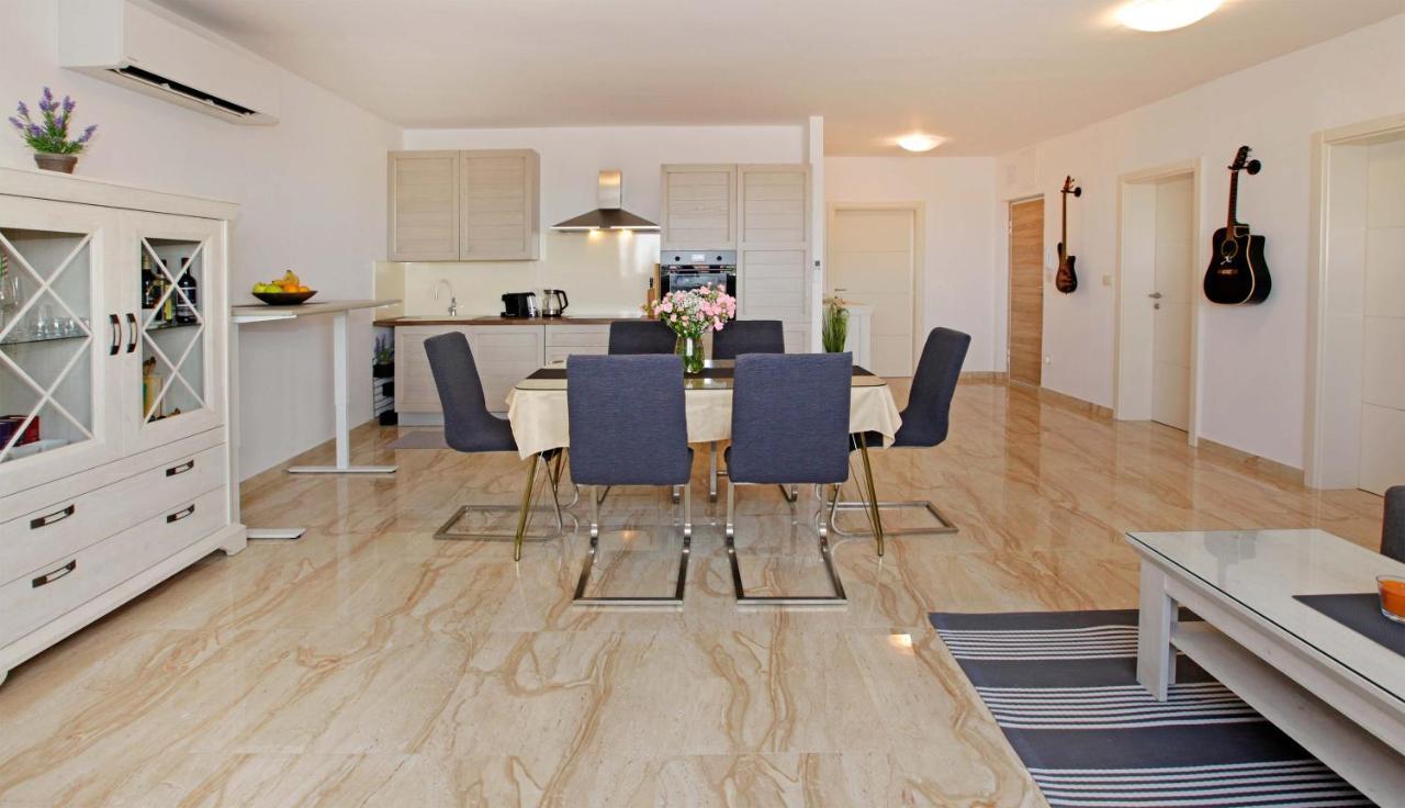 Modern 2-Bed Apt, Late Check In Available สปลิท ภายนอก รูปภาพ