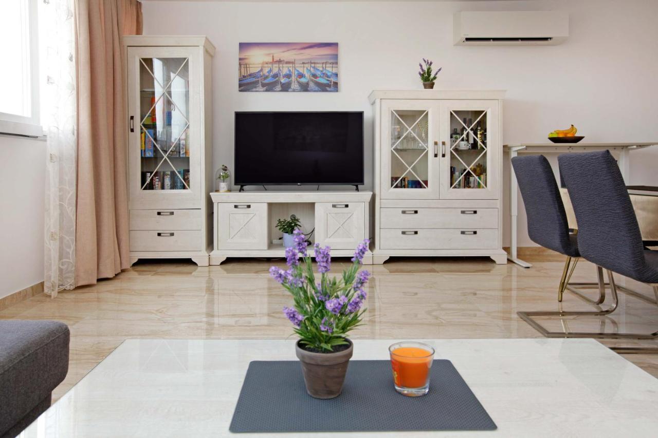 Modern 2-Bed Apt, Late Check In Available สปลิท ภายนอก รูปภาพ