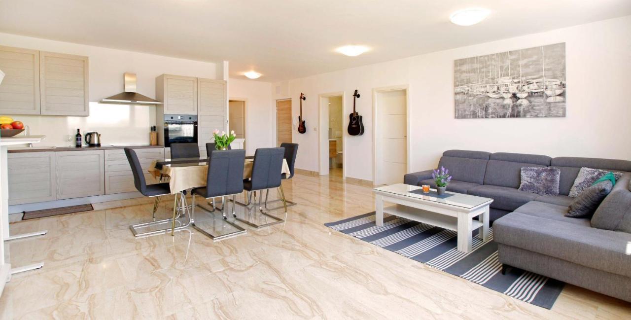 Modern 2-Bed Apt, Late Check In Available สปลิท ภายนอก รูปภาพ
